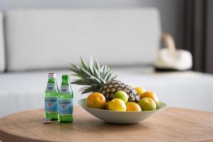 Malua BayAbode Malua Bay的桌上的两瓶苏打水和一碗水果 更多18张照片