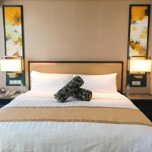 Postel nebo postele na pokoji v ubytování Shangri-La Songbei, Harbin