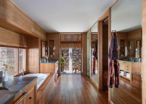 La salle de bains est pourvue de parquet, d'une baignoire et d'un lavabo. dans l'établissement Four Seasons Resort Bora Bora, à Bora Bora