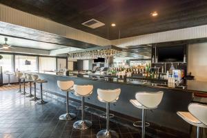 a bar with a row of bar stools at Fairmount Inn & Suites - Stroudsburg, Poconos in Delaware Water Gap