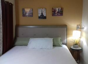 Postel nebo postele na pokoji v ubytování Merrivale Suite