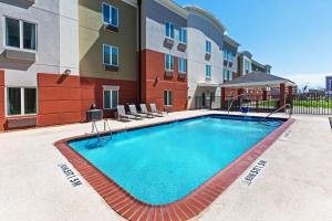 een zwembad voor een appartementencomplex bij Candlewood Suites San Angelo, an IHG Hotel in San Angelo