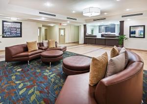 eine große Lobby mit Sofas und einem Wartezimmer in der Unterkunft Candlewood Suites San Angelo, an IHG Hotel in San Angelo