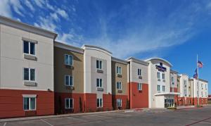 eine Reihe von Apartmenthäusern auf einer Straße in der Unterkunft Candlewood Suites San Angelo, an IHG Hotel in San Angelo