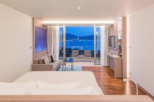 Кровать или кровати в номере Oceanfront Beach Resort - SHA Extra Plus