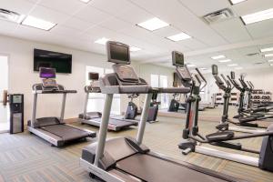 
The fitness center and/or fitness facilities at Holiday Inn Express & Suites Salem, an IHG Hotel
