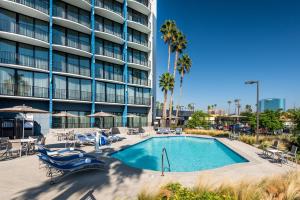 una piscina frente a un edificio en Holiday Inn Express & Suites Santa Ana - Orange County, an IHG Hotel, en Santa Ana