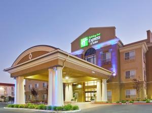un edificio de hotel con un cartel en él en Holiday Inn Express & Suites Salinas, an IHG Hotel, en Salinas