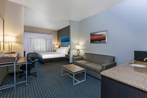 Televiisor ja/või meelelahutuskeskus majutusasutuses Holiday Inn Express & Suites - Pharr by IHG