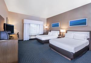Voodi või voodid majutusasutuse Holiday Inn Express & Suites - Pharr by IHG toas