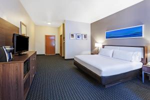 Televiisor ja/või meelelahutuskeskus majutusasutuses Holiday Inn Express & Suites - Pharr by IHG