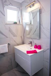 Koupelna v ubytování Apartments Samac