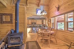 Una cocina o cocineta en Log Cabin with Mountain Views about 30 Mi to Pikes Peak!