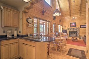 Una cocina o cocineta en Log Cabin with Mountain Views about 30 Mi to Pikes Peak!