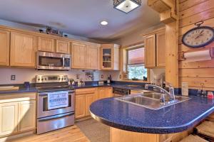 Una cocina o cocineta en Log Cabin with Mountain Views about 30 Mi to Pikes Peak!