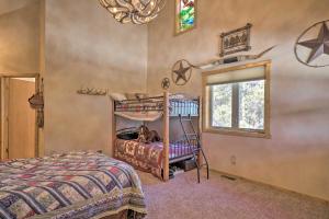 Una cama o camas en una habitación de Log Cabin with Mountain Views about 30 Mi to Pikes Peak!