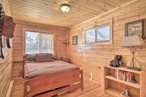 Una cama o camas en una habitación de Log Cabin with Mountain Views about 30 Mi to Pikes Peak!