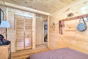 Una cama o camas en una habitación de Log Cabin with Mountain Views about 30 Mi to Pikes Peak!