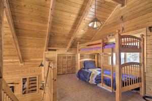 Una cama o camas en una habitación de Log Cabin with Mountain Views about 30 Mi to Pikes Peak!