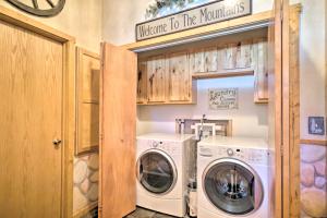 Galería fotográfica de Log Cabin with Mountain Views about 30 Mi to Pikes Peak! en Florissant