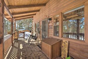 Un balcón o terraza en Log Cabin with Mountain Views about 30 Mi to Pikes Peak!