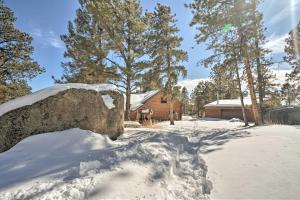 Log Cabin with Mountain Views about 30 Mi to Pikes Peak! durante el invierno