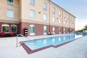 a swimming pool in front of a building at Holiday Inn Express & Suites Raceland - Highway 90, an IHG Hotel in Raceland