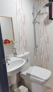 La salle de bains est pourvue de toilettes et d'un lavabo. dans l'établissement Adama Farmhouse @ Hacienda San Benito, à San Celestino
