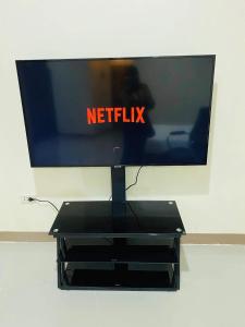 TV tai viihdekeskus majoituspaikassa Red Palm Inn studio room with Netflix