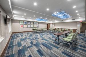 una sala de conferencias con mesa y sillas en Holiday Inn Express & Suites - Houston Westchase - Westheimer, an IHG Hotel, en Houston