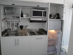 Kuchyň nebo kuchyňský kout v ubytování Residence La Nave