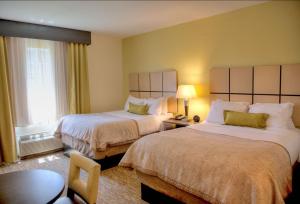Habitación de hotel con 2 camas y ventana en Candlewood Suites Alexandria, an IHG Hotel, en Alexandria