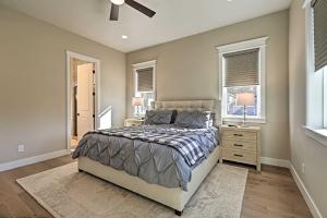 1 dormitorio con 1 cama, vestidor y ventanas en Flagstaff Oasis with Tesla Charger and Hot Tub!, en Flagstaff