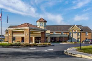 a large building with a flag in a parking lot at Comfort Inn Lancaster at Rockvale in Lancaster