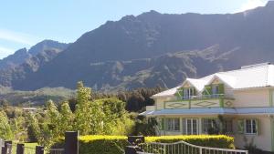 Vista generica sulle montagne o vista sulle montagne dall'interno del bed & breakfast