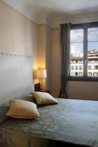 1 dormitorio con 1 cama grande y ventana en B&B A Florence View, en Florencia