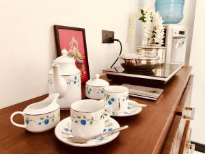 una mesa con cuatro tazas de té y platillos en ella en Siri's Residency en Habaraduwa Central