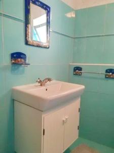 uma casa de banho com um lavatório e um espelho em Holiday home Lastovo em Lastovo