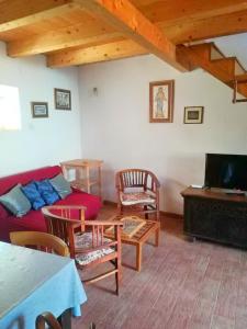 uma sala de estar com um sofá vermelho e uma televisão em Holiday home Lastovo em Lastovo