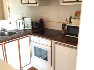Apartamentos Encanto Del Mar的厨房或小厨房
