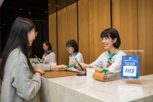 台北的住宿－洛碁大飯店南京館，一群坐在柜台旁说话的妇女