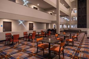 Гостиная зона в Holiday Inn Express & Suites San Antonio Medical - Six Flags by IHG +63 фотографии
