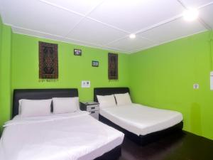 Tempat tidur dalam kamar di SPOT ON 89929 Tropical Lodge