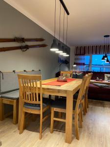 uma sala de jantar com uma mesa de madeira e cadeiras em Ferienhaus Kleine Auszeit em Bad Sachsa