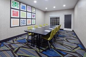图莱里Holiday Inn Express & Suites - Tulare by IHG的一间有长桌和黄色椅子的会议室 更多23张照片