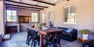 Posezení v ubytování Konings Cottage + 21 fotografií