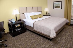 Llit o llits en una habitació de Candlewood Suites Arundel Mills / BWI Airport, an IHG Hotel