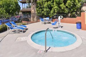 una pequeña piscina con sillas, mesa y sillas en Candlewood Suites San Diego, an IHG Hotel en San Diego
