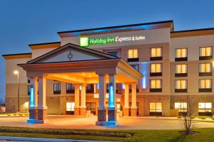 ein Hotel mit einem Pavillon vor einem Gebäude in der Unterkunft Holiday Inn Express Hotel & Suites Brockville, an IHG Hotel in Brockville