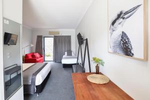 Robinvale 罗宾法勒大桥汽车旅馆的有两张床和一张桌子的酒店房间